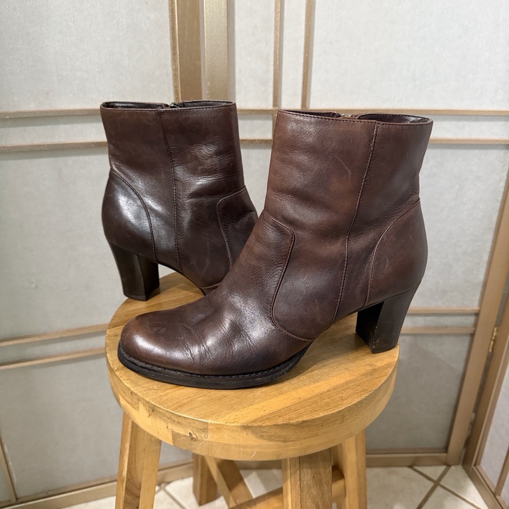 Nickels soft leather boot in a rich coffee brown color, size 9 - Picture 6 of 10